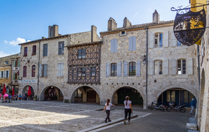 Lauzerte: Place des Cornières