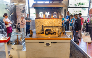 Musée du Saut du Tarn: guide et groupe attentif