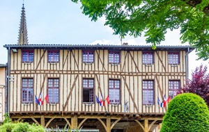 Mirepoix sur la belle place du Maréchal Leclerc: mairie (09).