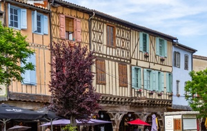 Mirepoix sur la belle place du Maréchal Leclerc (09).