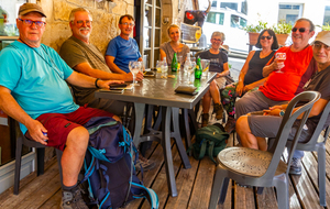 Place de la Mairie de Caylus pour le pot de fin de Randonnée