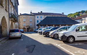 lace de la Mairie de Caylus, avec la halle