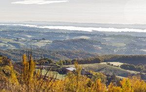 Des Raysses vue sur la campagne et la vallée du Tarn embrumée