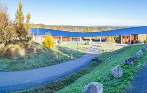 Parc de loisirs "Cap Découverte". les bâtiments d'accueil dont la Maison de la Musique à gauche