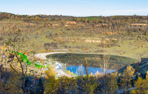 Le cratère de l'ancienne mine à ciel ouvert   la Découverte Sainte Marie  occupé par le lac Sainte Marie