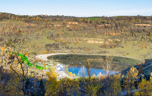 Le cratère de l'ancienne mine à ciel ouvert " la Découverte Sainte Marie" occupé par le lac Sainte Marie