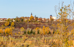 Le village de Blaye les Mines vu des bords de Cap Découverte