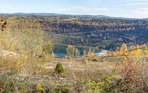 Vue sur le cratère de l'ancienne mine à ciel ouvert du côté du Parc des Titans