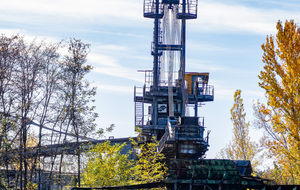 Parc des Titans abrite d'anciennes machines monstrueuses de l'époque minière : convoyeur à charbon