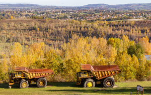 Parc des Titans: camions bennes avec roues au dessus de la taille humaine