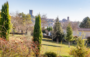 Chemin des Boulbènes: vue sur Montcuq, sa Tour et le clocher de l'église Saint Hilaire 