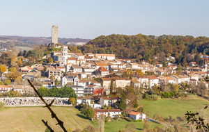 Vue panoramique sur Montcuq en fin de montée  