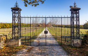 Portail de la propriété du Château de Charry