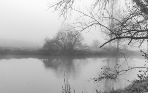 Etang dans atmosphère lugubre après Boué