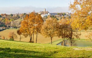 Vallon du ruisseau et étang des Balines, Lectoure en arrière plan