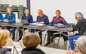 Le bureau de l'association autour de son président