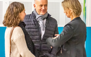  Marc Péré , Maire de L'Union et Karen Grégoire, adjointe au maire en charge des sports et de l'action sanitaire en discussion avec M. Lugan , trésorière d'Asurandonnée.