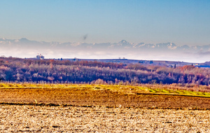 Chemin de Prugneres sur le PR avec vie sur les Pyrénées et le Mont Vallier