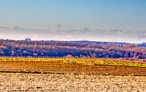 Chemin de Prugneres sur le PR avec vie sur les Pyrénées et le Mont Vallier