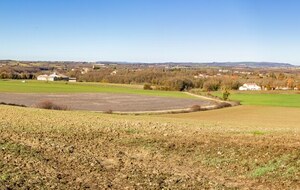 Descente vers la route de Noailles (D 25), vue sur la Bouscarié et sur Villeneuve sur Vère