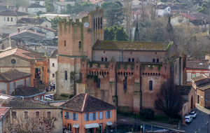 Plateau du Pech: vue sur l'église fortifiée  Saint Pierre et Saint Phébade de Venerque 