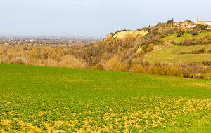 Chemin des Maridats: vue sur la vallée de l'Ariège, sur Clermont le Fort et sa falaise