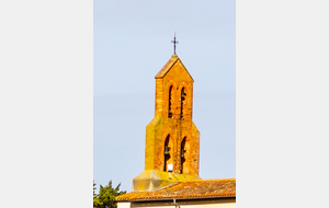 Le clocher mur de l'église saint Pierre de Clermont le Fort