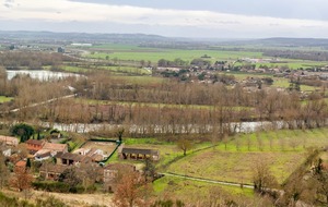 Sur le Tumulus: Panorama très étendu sur les vallées de l'Ariège, la Lèze, la Garonne au loin et le Pyrénées à peine visibles