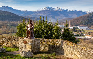 Vue de l'esplanade de l'église du Saint Sacrement (ou du Castella): Massif de Tabe