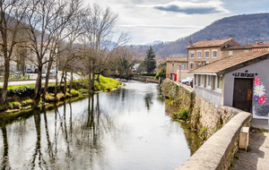 L 'Hers Vif dans La Bastide sur l'Hers, les Pyrénées en arrière plan