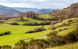 Chemin St Roch en crête vue sur la vallée du Touyre