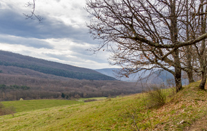 Chemin St Roch  en crête vue sur la vallée du Touyre