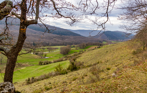 Chemin St Roch en crête vue sur la vallée du Touyre