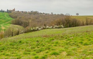 Vue sur Montgeard depuis les hauteurs au dessus du lac