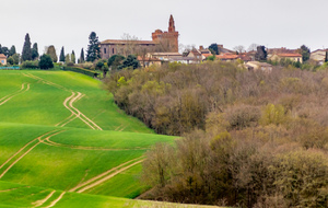  Vue sur Montgeard et son église des hauteurs du lac