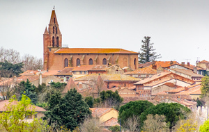 Nailloux et son église Saint Martin avec son clocher mur