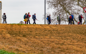 Randonneurs sur la D43H chemin de Nauzelaire