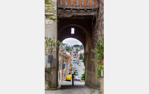 Nailloux , place de l'église : vue sur l'artère principale du village