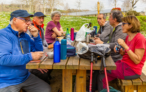 Pause repas au bord du lac de la Thésauque