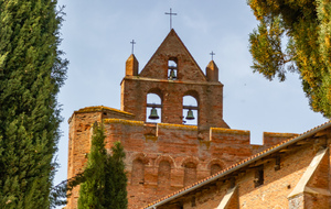  Montgeard: l'église Notre Dame de L'Assomption, clocher tour surmonté d'un mur avec cloches 