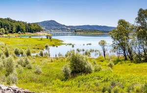 Lac de Montbel: vu du 1er barrage et base de loisirs "la Régate"