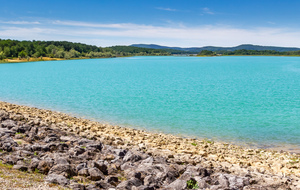 Lac de Montbel: rive Est après les Clavels, barrage Sud, vue sur la partie Sud du lac