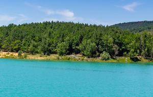 Lac de Montbel: rive Sud , barrage Sud, vue sur des ilots