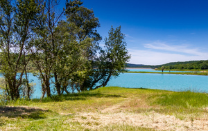 Lac de Montbel: rive Sud vue sur les rives Nord et Est