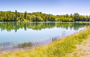 Lac de Montbel: rive Sud dernier barrage en dessous de la centrale hydroélectrique amont