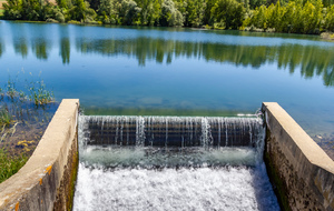 Lac de Montbel: rive Sud déversoir en dessous de la centrale hydroélectrique amont