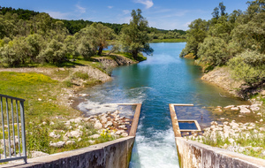 Lac de Montbel: rive Sud déviersoir dans le lac en dessous de la centrale hydroélectrique amont