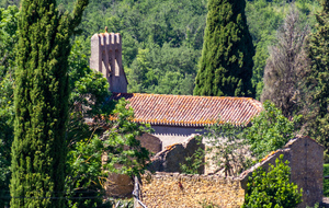 Chapelle Saint-Sernin, (le Villaret commune de Montbel, Ariège). vue de  l'intersection avec le GR7B