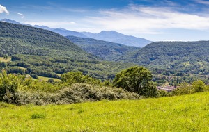 Descente sur le Peyrat avec vue sur le Massif de Tabe ( de gauche à droite:  pics de Soularac, Saint Barthélèmy, Girabal, Galinat, Han, Les Terbèzes, Mont Fourcat)