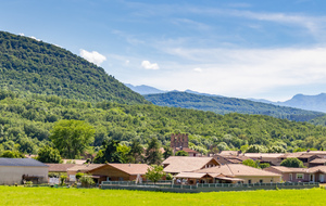 Le Peyrat vu de la voie verte (Mont Fourcat le plus à droite au second plan)